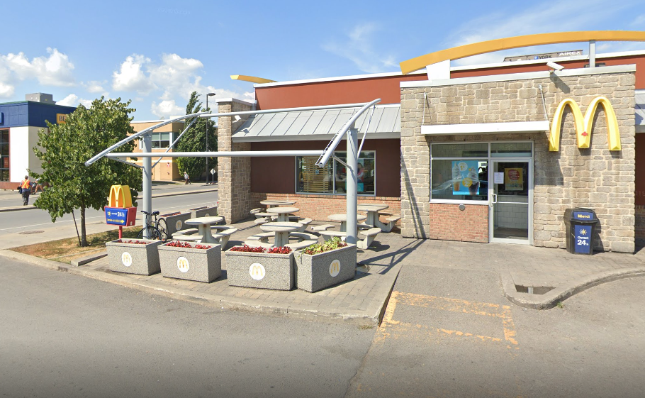 terrasse McDonald's Promenade Masson