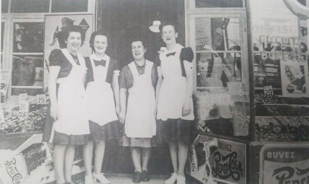 Le personnel de la confiserie Oscar, sur la rue Masson, en 1942.
